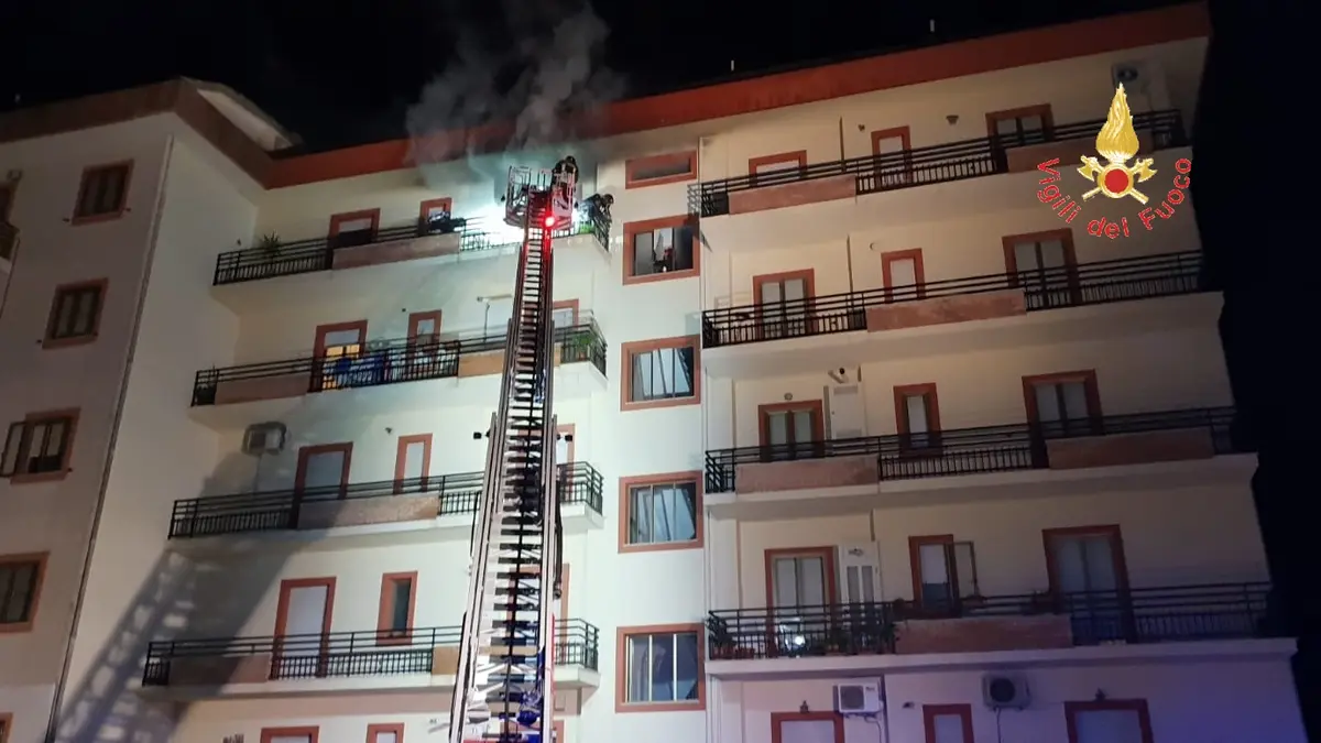 Rogo al 5° piano in via Biagio Miraglia a Catanzaro, intervento dei VVF