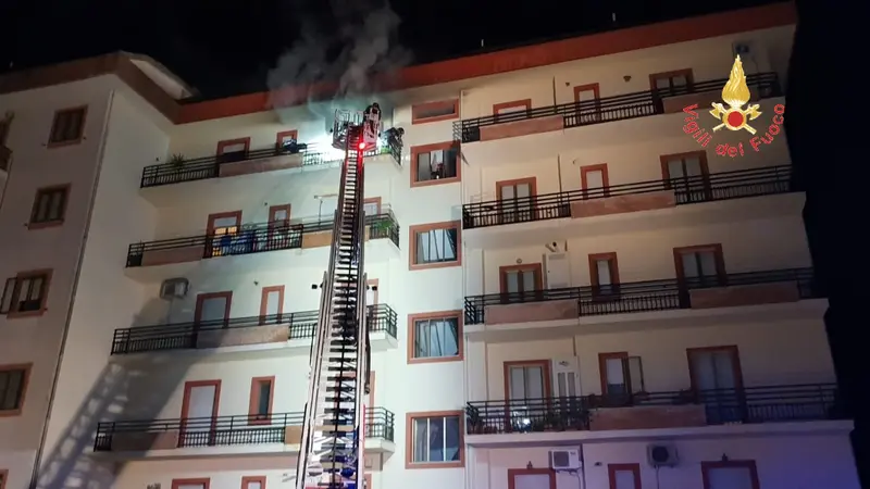 Rogo al 5° piano in via Biagio Miraglia a Catanzaro, intervento dei VVF