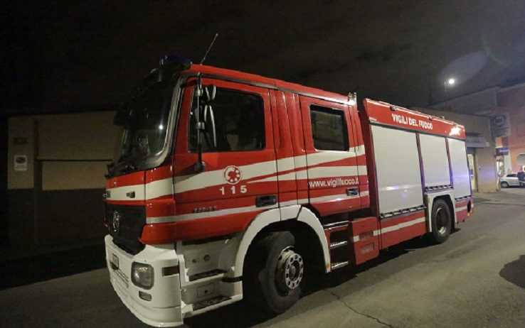 Incendio in cantine palazzina a Milano, evacuato stabile, ferito un Vigile