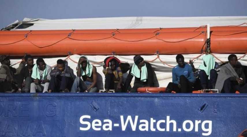Migranti, Salvini: "Possono sbarcare solo se poi vengono trasferiti"