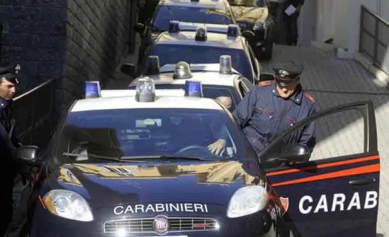 Droga: hashish, cocaina e crack, blitz in piazza spaccio nel Napoletano, arresti