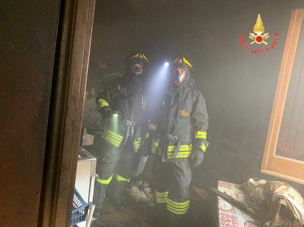 Fiamme in appartamento: incendio provocato da caminetto intervento dei VVF e suem118