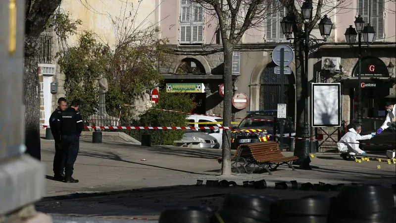 Bastia, uomo spara sulla folla
