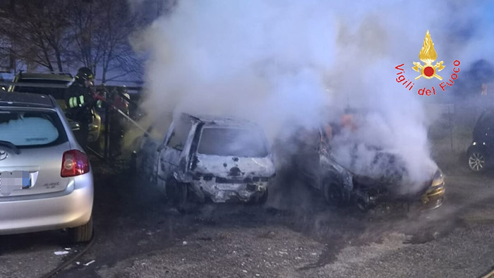 Catanzaro divampate 5 auto “ipotesi dolosa” sul posto carabinieri e VVF