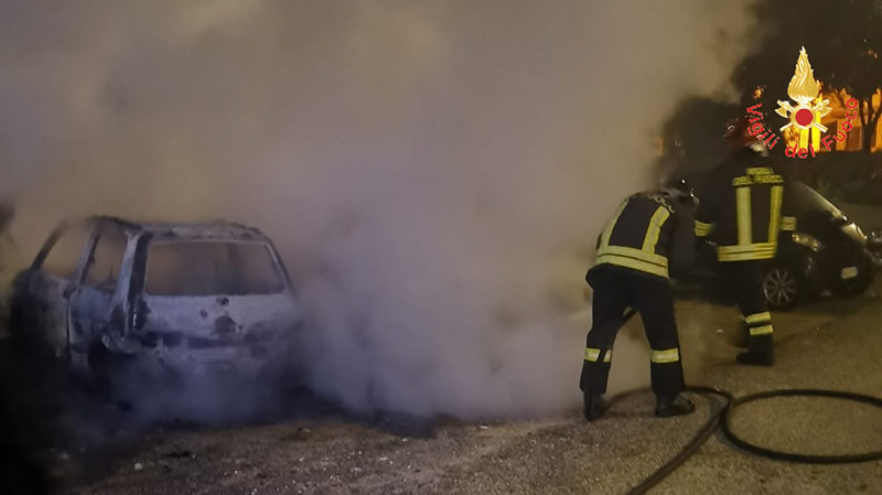 Catanzaro divampate 5 auto “ipotesi dolosa” sul posto carabinieri e VVF