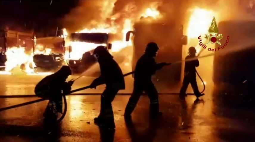 Incendi: fuoco in deposito, distrutti 8 autobus sul posto i VVF