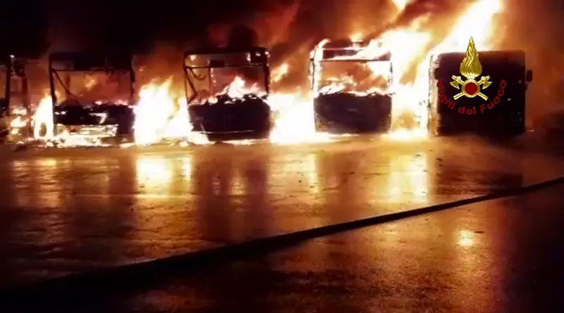 Incendi: fuoco in deposito, distrutti 8 autobus sul posto i VVF