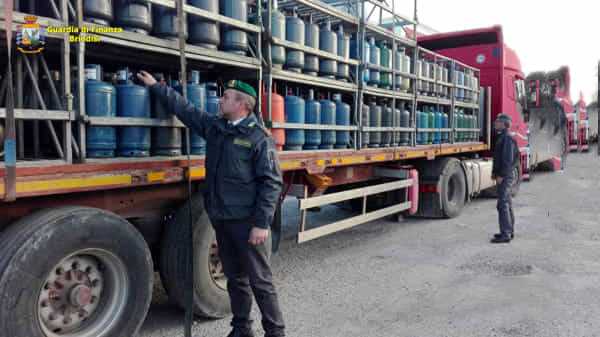 Sicurezza: Gdf sequestra 400 bombole di gpl in deposito di Fasano
