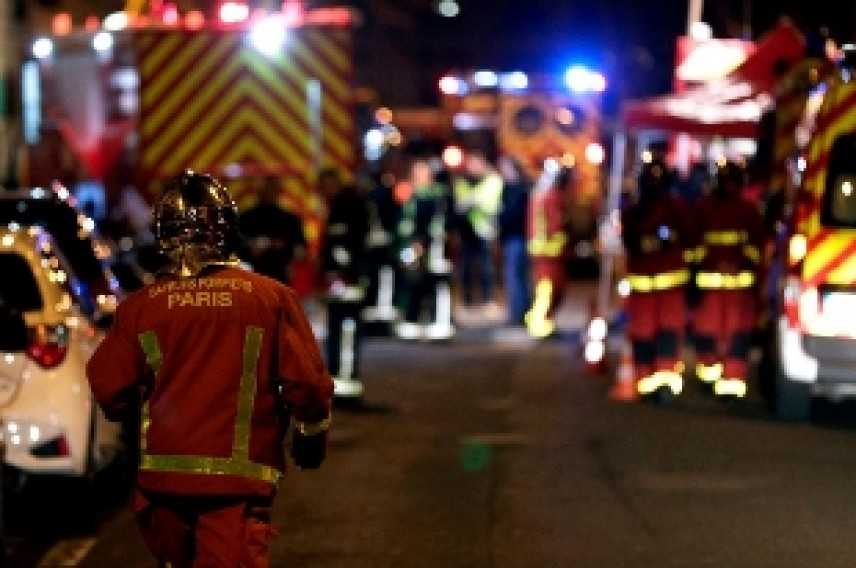 Parigi, palazzo in fiamme: almeno 8 morti e 31 feriti. Ipotesi incendio doloso