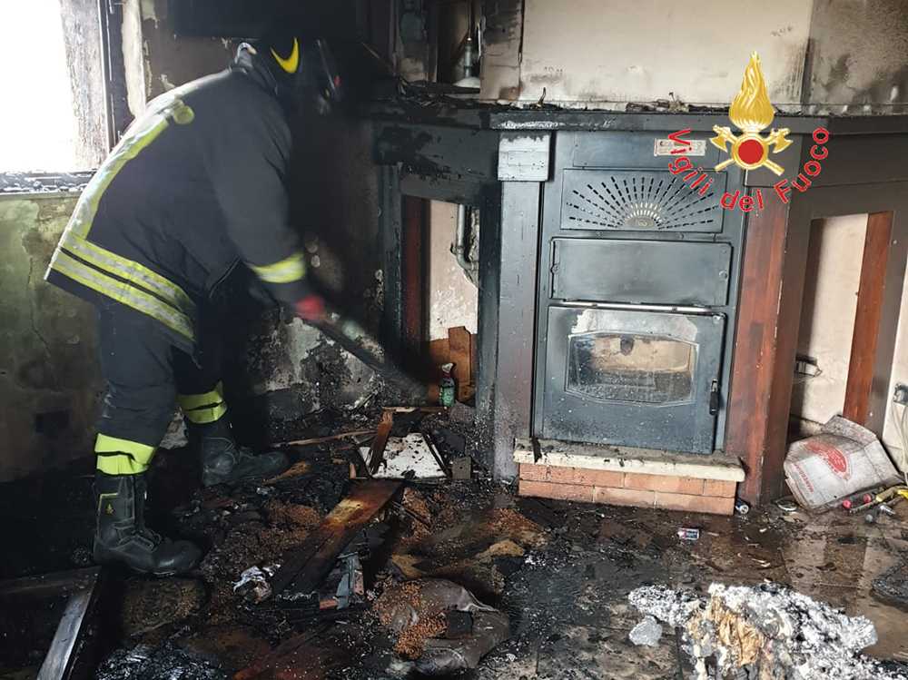 Termocamino a pellets provoca incendio in abitazione, salva la nonnina, intervento dei VVF
