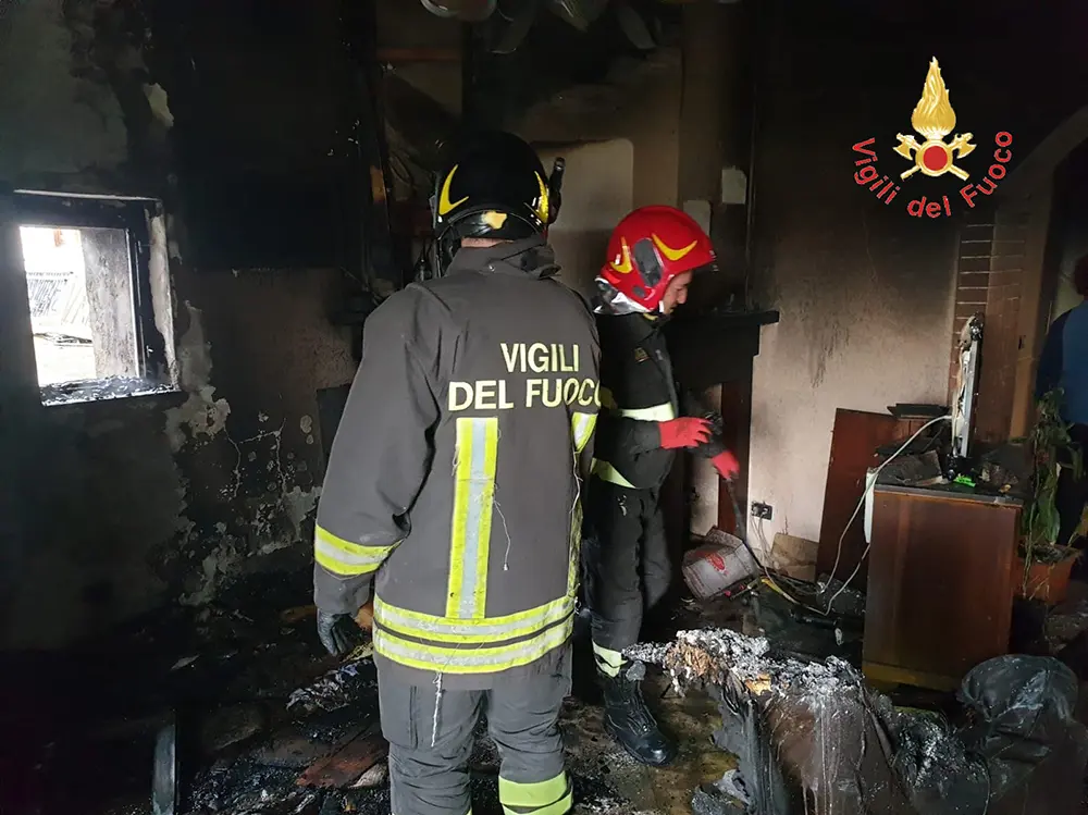 Termocamino a pellets provoca incendio in abitazione, salva la nonnina, intervento dei VVF