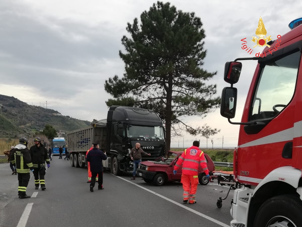 Tragedia sulla SS118: auto contro Tir, un morto, sul posto CC, VVF e 118