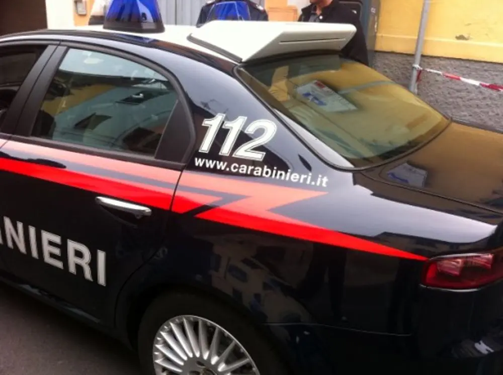 Calci e pugni suo pianerottolo casa, uomo grave. Aggressori in fuga, indagano i carabinieri