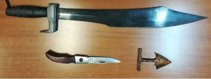 Spada e coltello in auto, denunciato giovane a Catanzaro