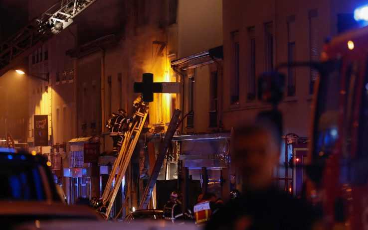 Le fiamme dopo un'esplosione, donna e bambino morti per incendio a Lione
