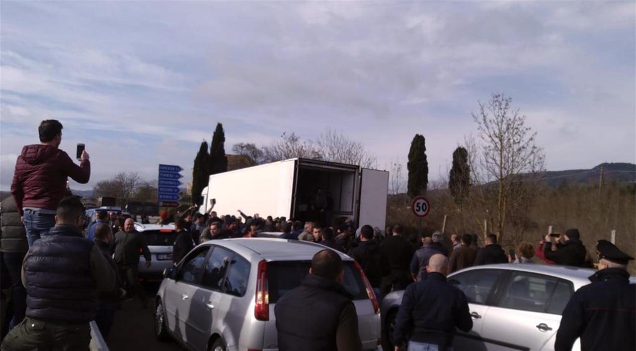 Sardegna, continua la protesta dei pastori: blocchi in tutta l'isola