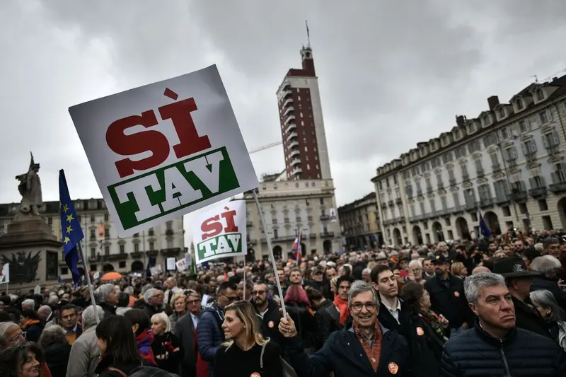 Sì Tav: più di trentamila in piazza a Torino