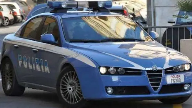 Donna tenta il suicidio e manda sms al parroco la Polizia la salva