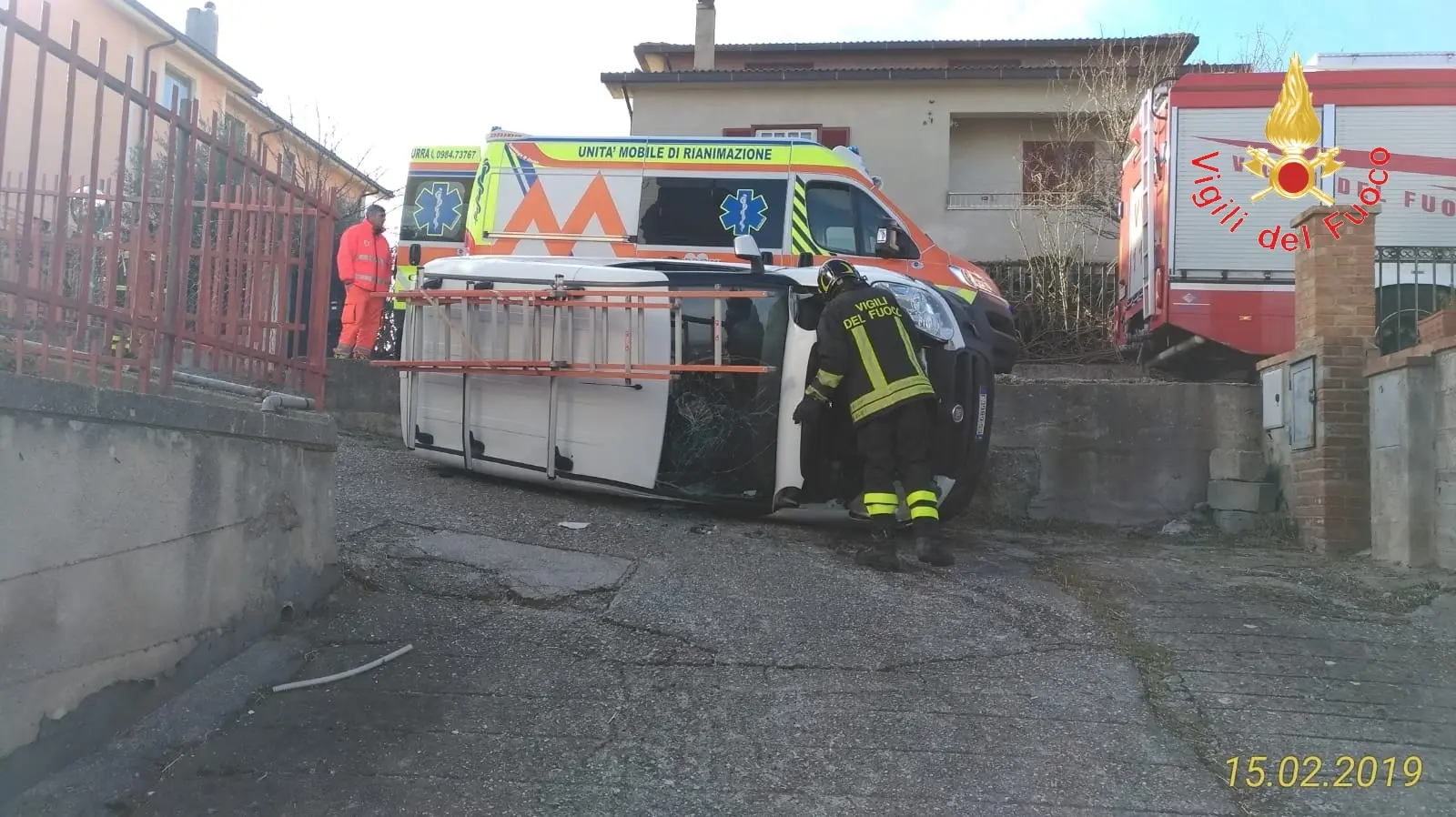 Dipignano una manovra incauta l'origine dell'incidente un ferito sul posto i VVF e 118