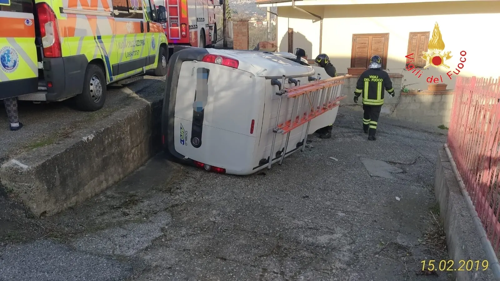 Dipignano una manovra incauta l'origine dell'incidente un ferito sul posto i VVF e 118