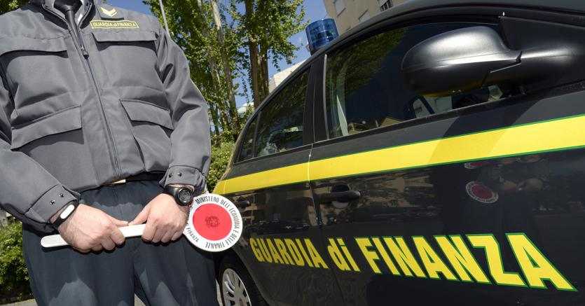 Droga: Gdf Roma sequestra 26 kg marijuana, arrestato corriere