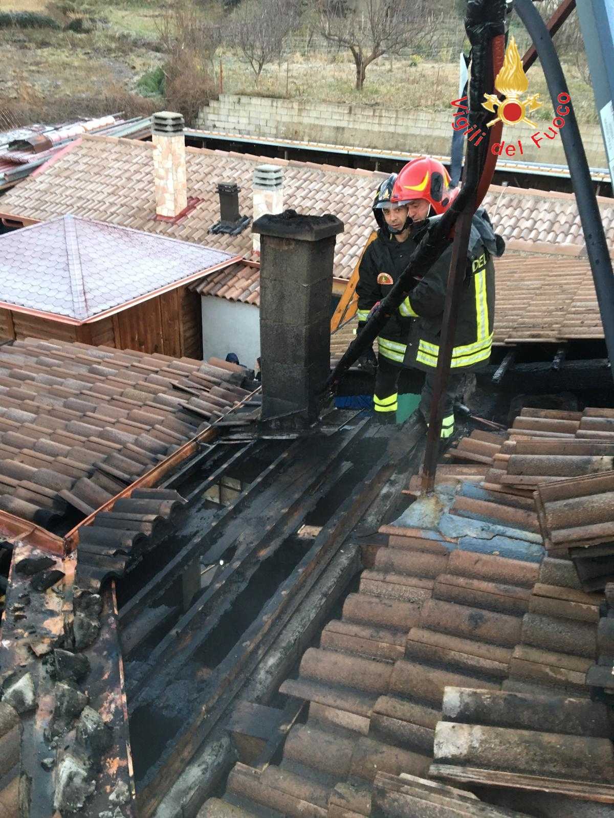 Canna fumaria prende fuoco a Platania, danneggiato tetto abitazione intervento dei VVF