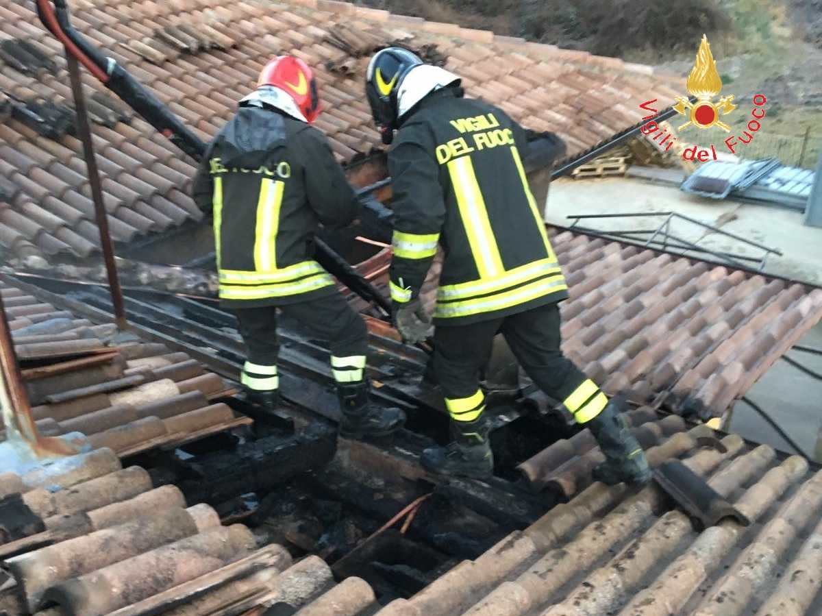 Canna fumaria prende fuoco a Platania, danneggiato tetto abitazione intervento dei VVF