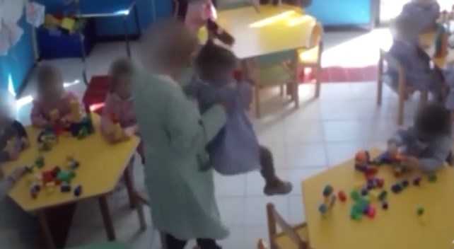 Caltanissetta, arrestata maestra di 60 anni: percosse e minacce ai bambini dell’asilo