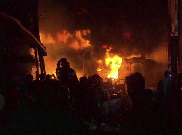 Bangladesh: condominio in fiamme a Dakka, almeno 70 morti