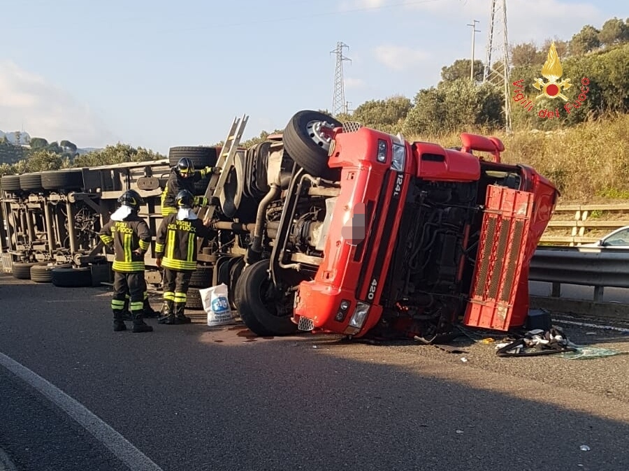 Catanzaro zona Germaneto, si ribalta Tir ferito il conducente, intervento dei VVF e Suem 118