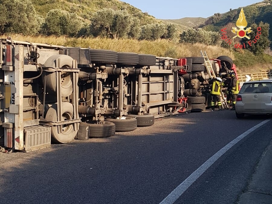 Catanzaro zona Germaneto, si ribalta Tir ferito il conducente, intervento dei VVF e Suem 118