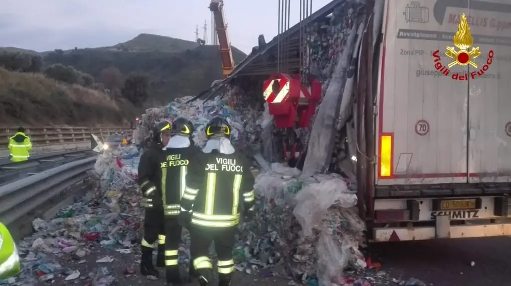 Catanzaro zona Germaneto, si ribalta Tir ferito il conducente, intervento dei VVF e Suem 118