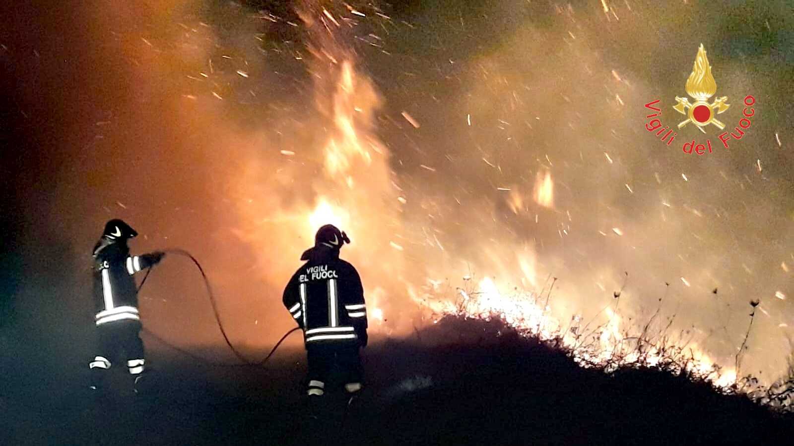 Rogo sulle colline vicino abitazioni a Nocera Terinese intevento dei VVF