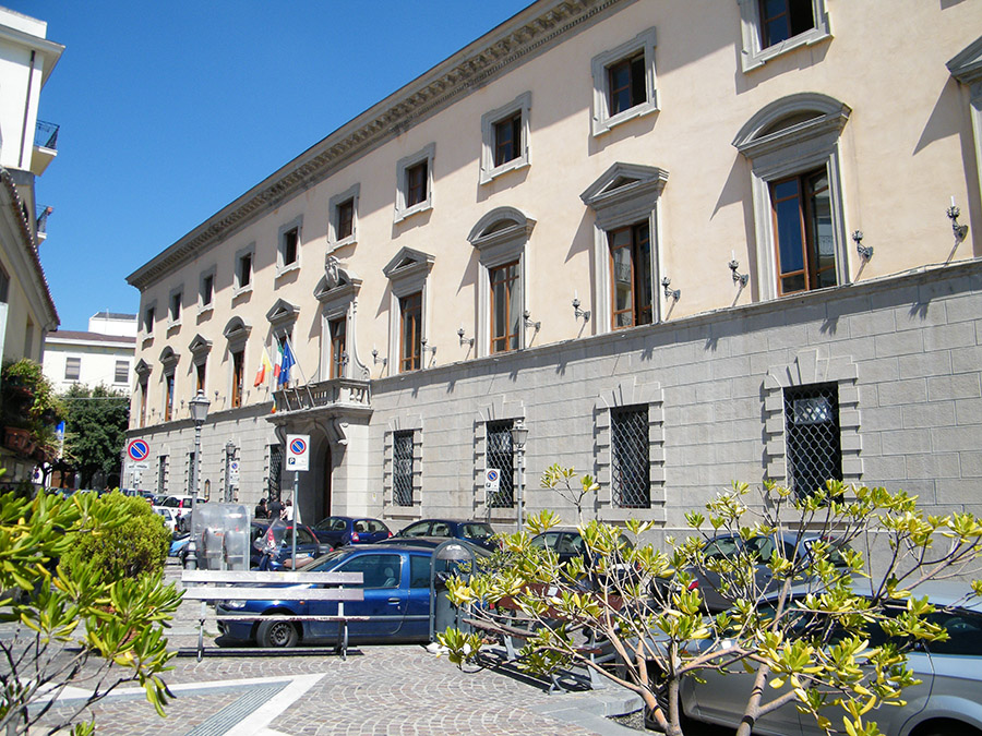 Catanzaro. Sopralluogo della commissione patrimonio alla scuola Barone