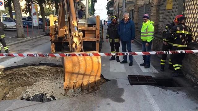 Si apre una voragine in centro a Chieti, paura e disagi, intervento dei VVF
