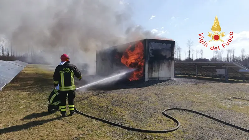 Divampata cabina elettrica inverter nel catanzarese, intervento dei VVF