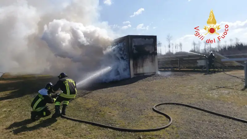 Divampata cabina elettrica inverter nel catanzarese, intervento dei VVF