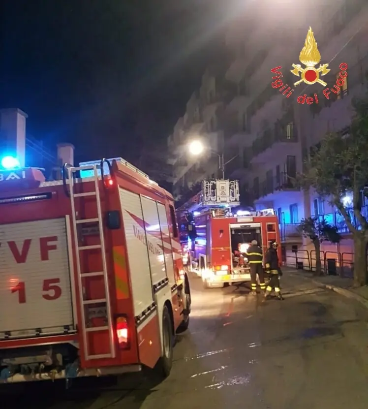 Catanzaro, una stufa scatena incendio appartamento al 5 piano, intervento dei VVF