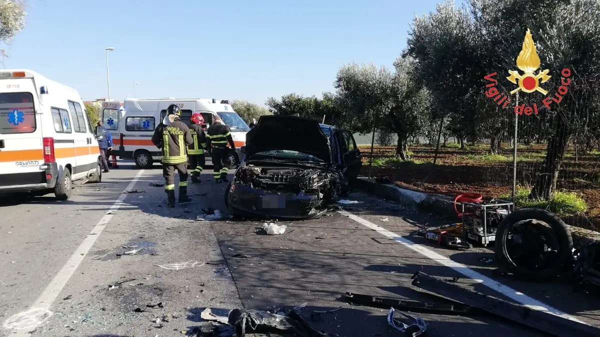 Incidente stradale nel catanzarese, estratti dalle lamiere i passeggeri dai VVF