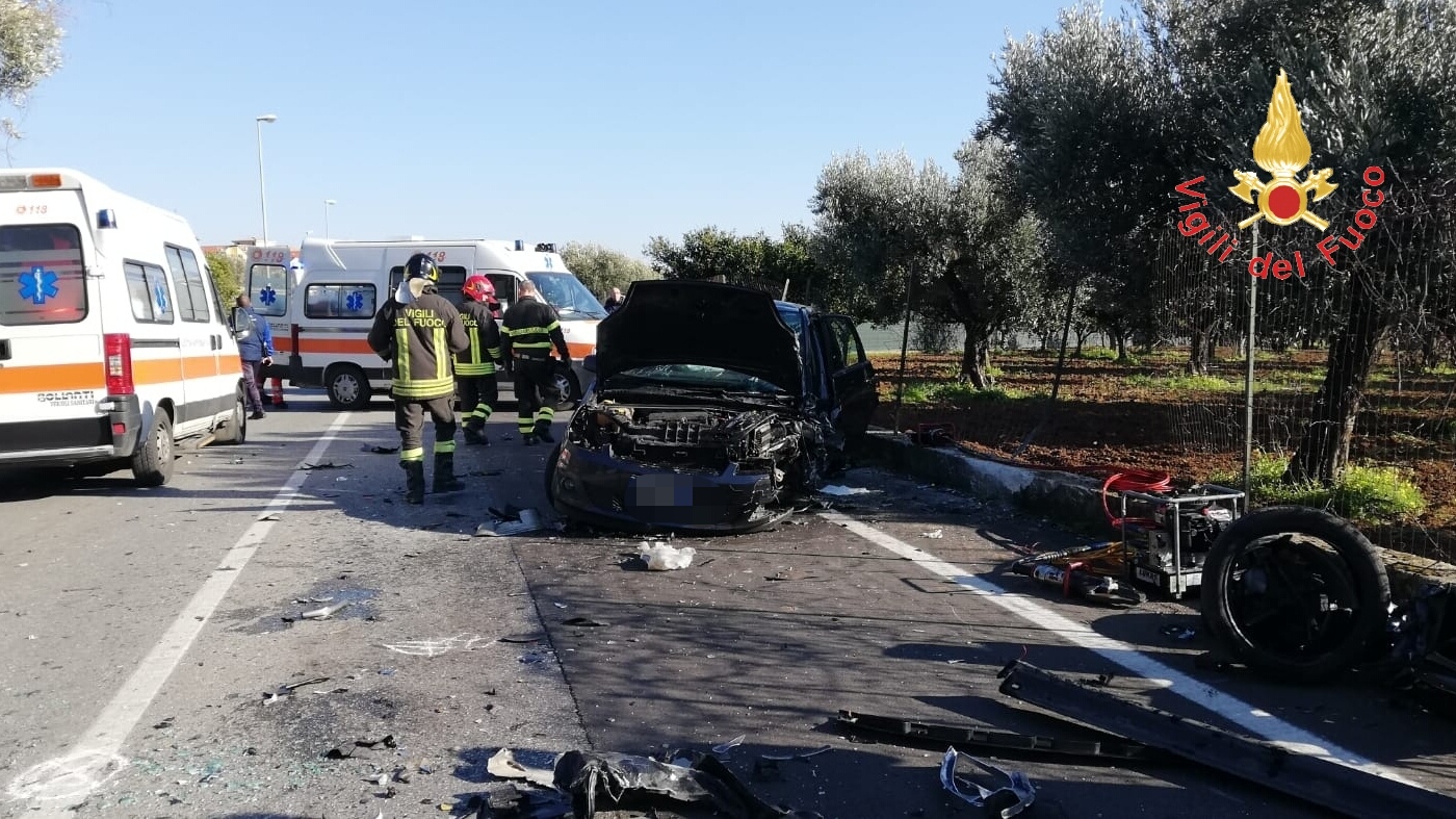 Incidente stradale nel catanzarese, estratti dalle lamiere i passeggeri dai VVF