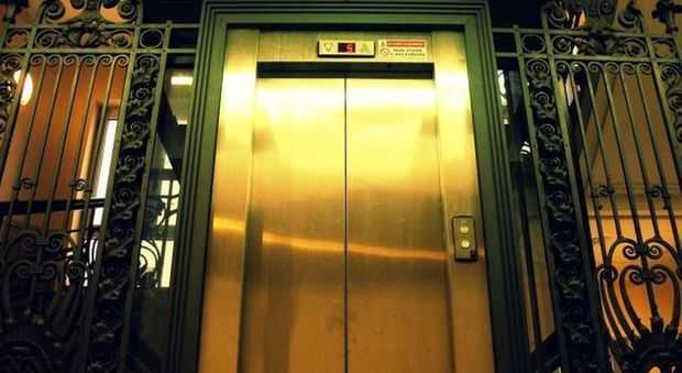 Derubava nonnina in ascensore, arrestata una 29enne a Genova