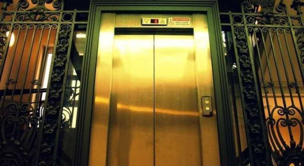 Derubava nonnina in ascensore, arrestata una 29enne a Genova
