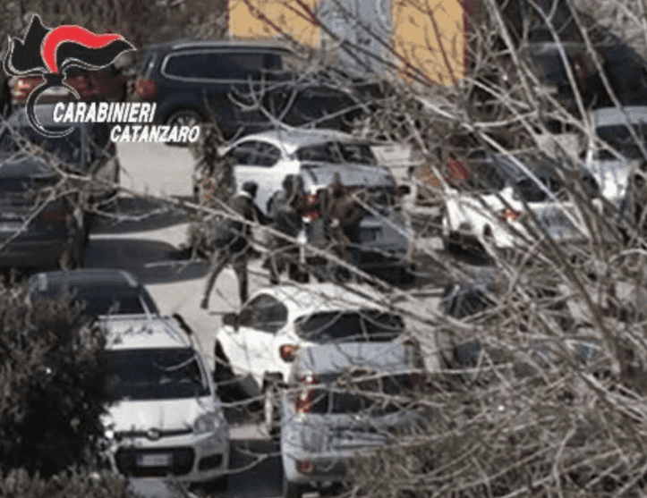 Parcheggiatori abusivi aggrediscono Cc, due arresti a Soverato