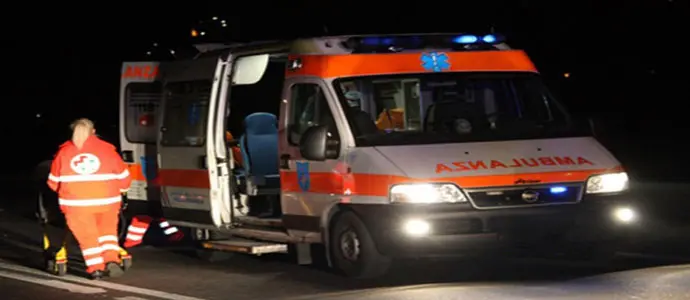 Accoltellato all’addome in strada, grave uomo a Torino