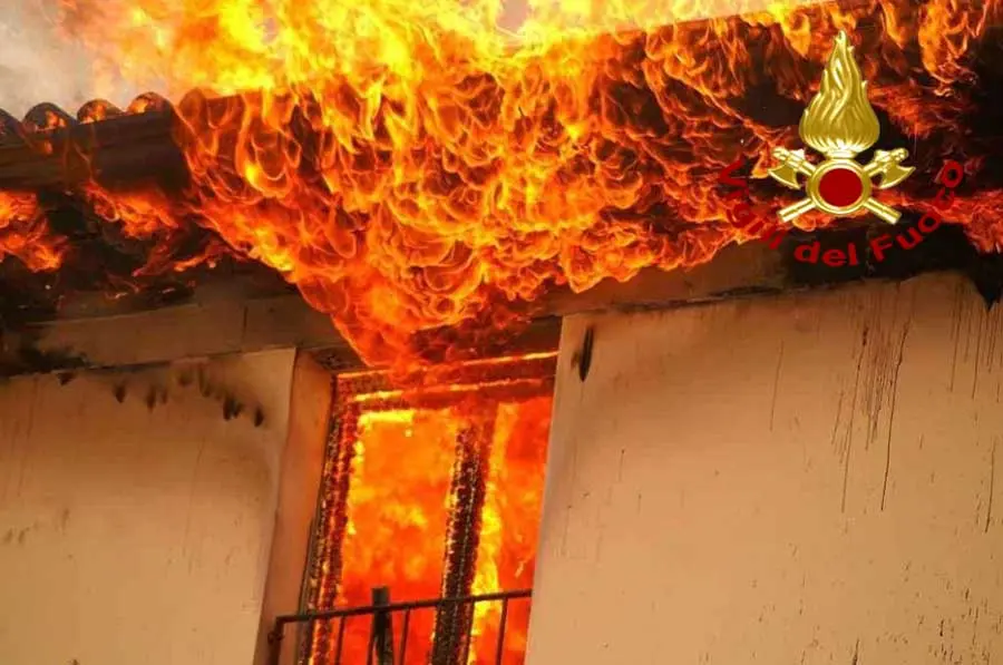 Incendi: la casa va a fuoco, nonnina salvata con il suo cane dai VVF