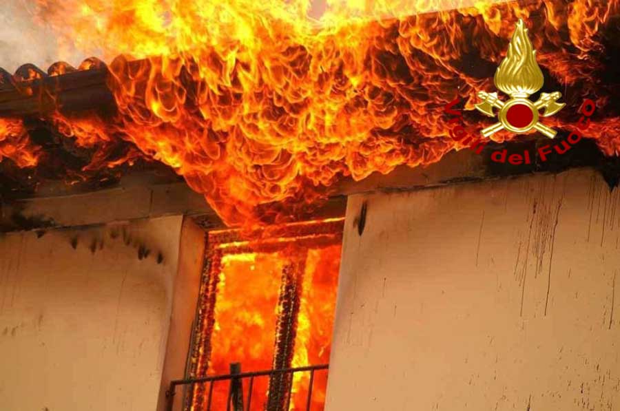 Incendi: la casa va a fuoco, nonnina salvata con il suo cane dai VVF