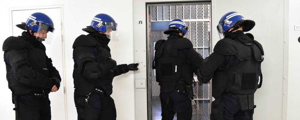Francia, detenuto accoltella due guardie al grido di “Allah Akbar”
