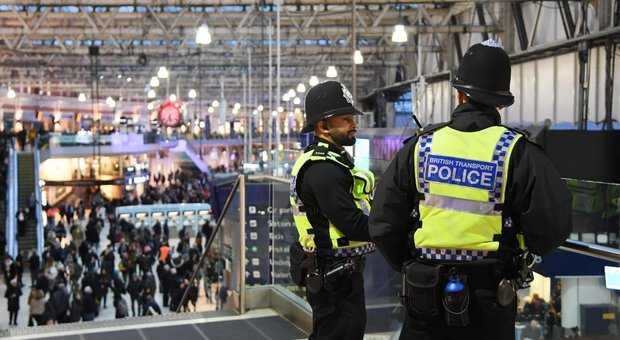 Londra, tre ordigni ritrovati in aeroporti e stazioni: indaga l'antiterrorismo