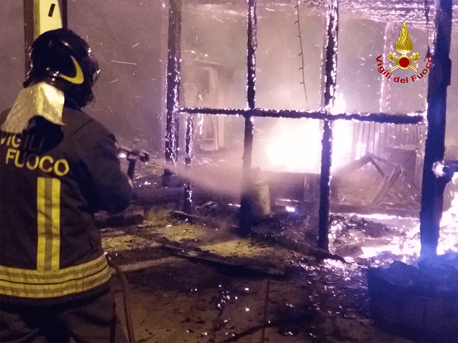 Incendio a centro commerciale Cotronei: distrutti 5 negozi Intervento dei VVF