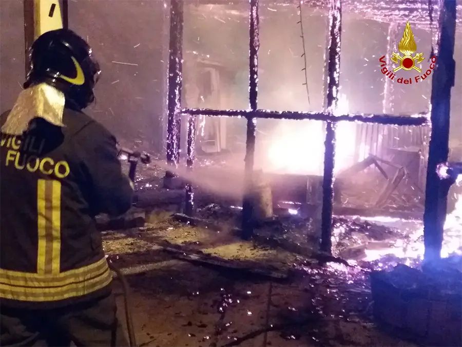 Incendio a centro commerciale Cotronei: distrutti 5 negozi Intervento dei VVF